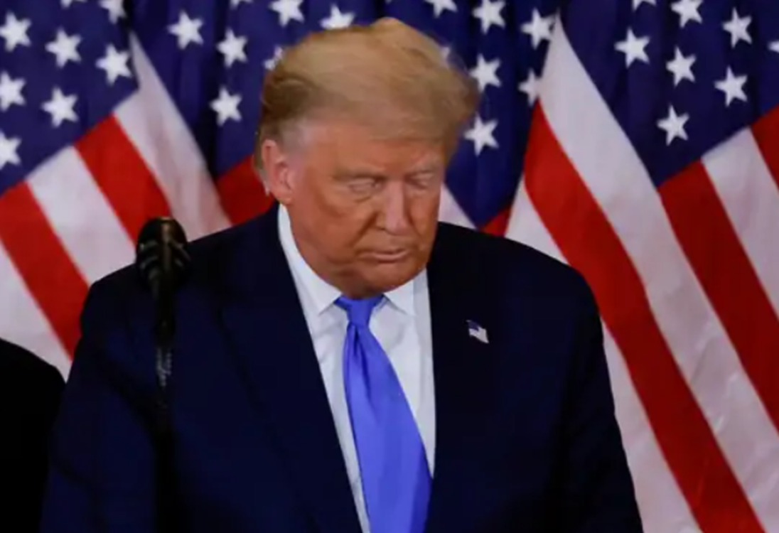 Comme Biden, Trump commence à somnoler en pleine réunion Comme Biden, Trump commence à somnoler en pleine réunion