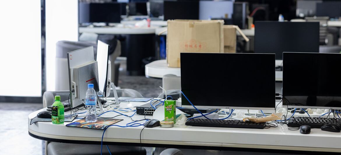 Derrière l’arnaque en ligne, un système mondial de traite des êtres humains Derrière l’arnaque en ligne, un système mondial de traite des êtres humains