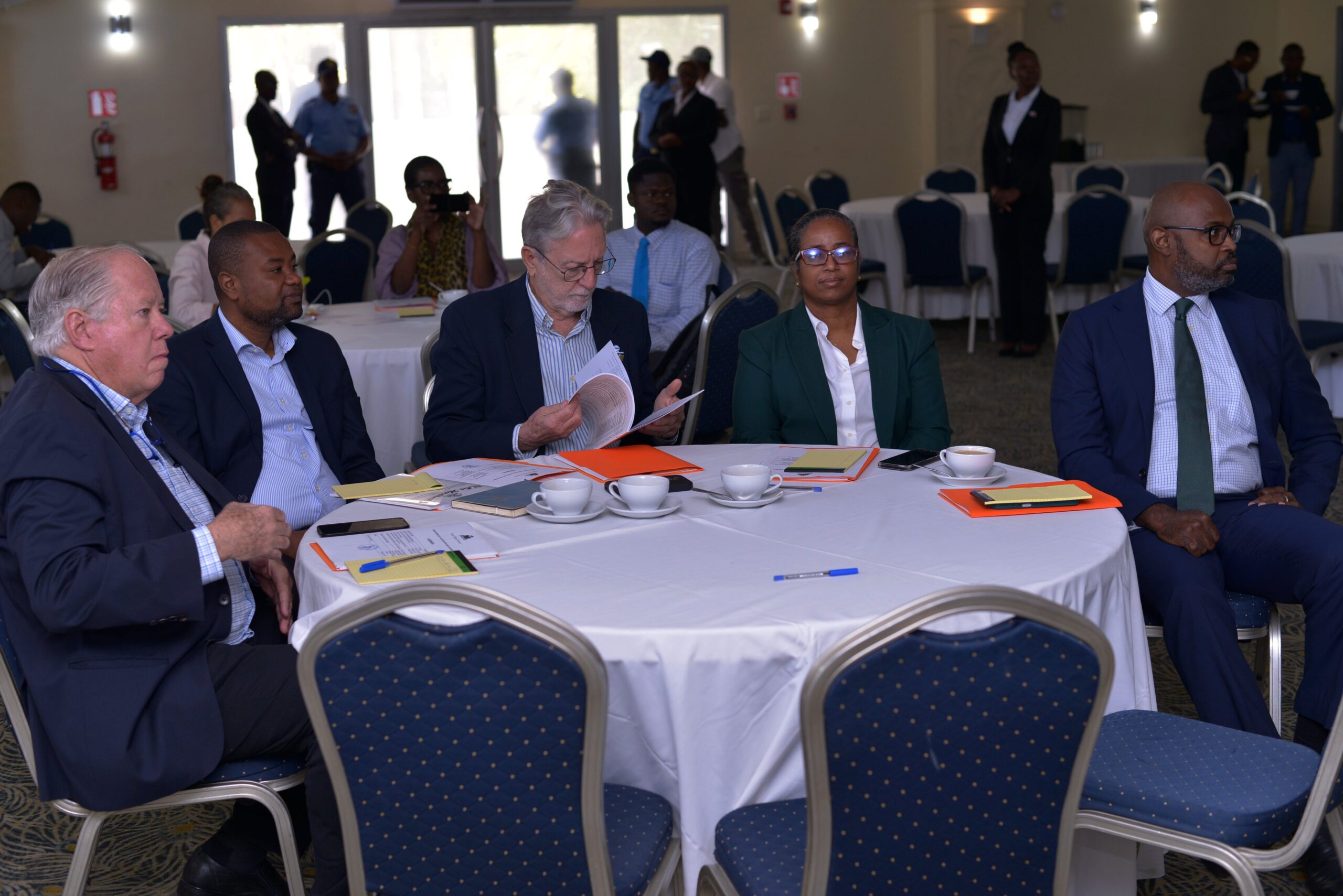 350 000 Haïtiens suspendus à la Cour Suprême pendant que Fils-Aimé rachète des immeubles du secteur privé 350 000 Haïtiens suspendus à la Cour Suprême pendant que Fils-Aimé rachète des immeubles du secteur privé