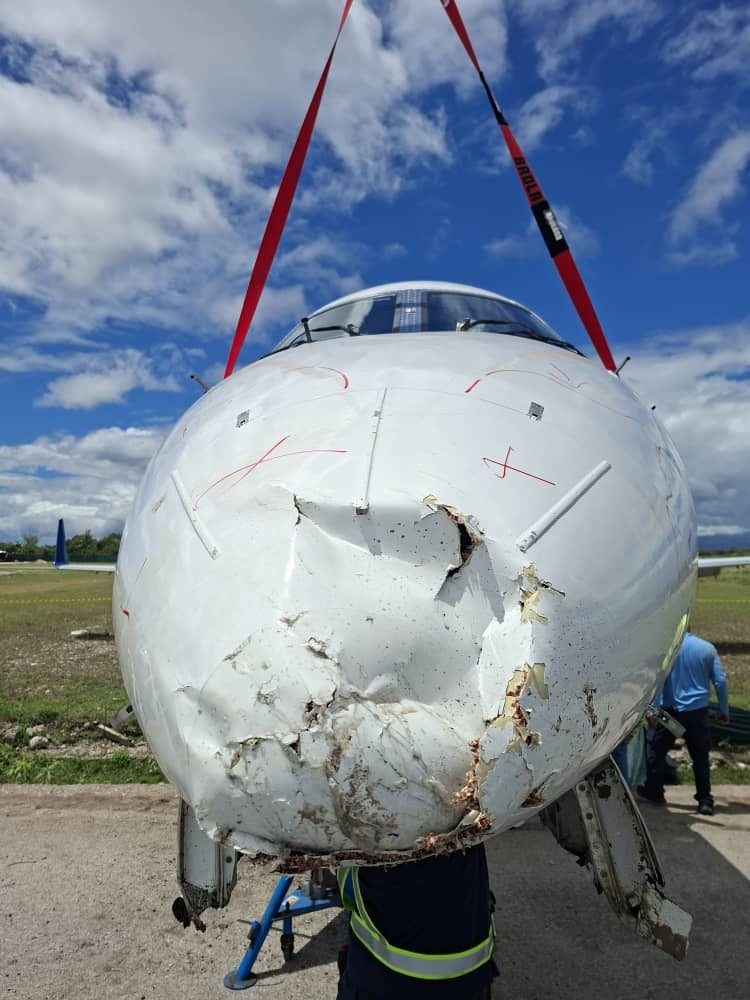 Crash d’un avion – Les Cayes : un Embraer ERJ-145 d’IBC gravement endommagé après sortie de piste, dégagement sous moyens limités (images) Crash d’un avion – Les Cayes : un Embraer ERJ-145 d’IBC gravement endommagé après sortie de piste, dégagement sous moyens limités (images)