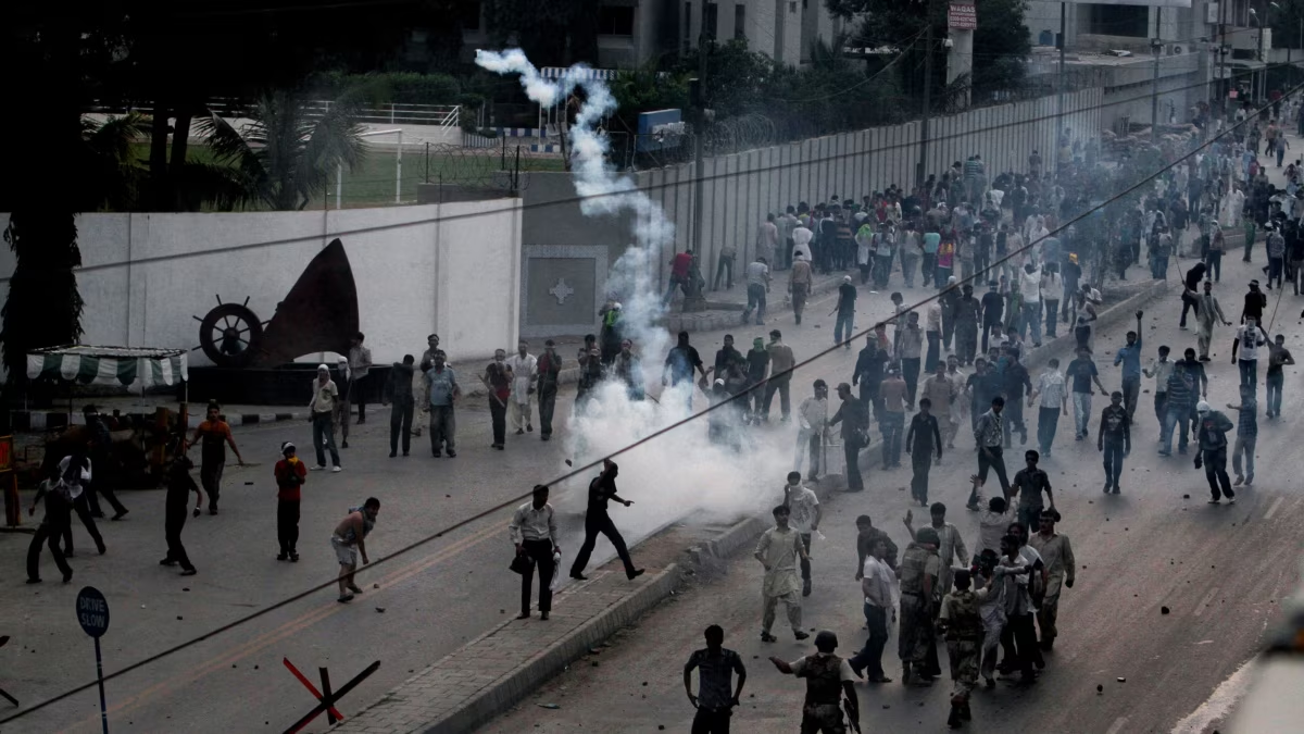 Vague de violences au Pakistan : 9 morts lors d’attaques contre le consulat des États-Unis et des bureaux de l’ONU Vague de violences au Pakistan : 9 morts lors d’attaques contre le consulat des États-Unis et des bureaux de l’ONU