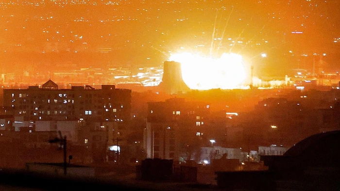 Iran : une frappe meurtrière attribuée à une erreur d’IA déclenche une controverse mondiale Iran : une frappe meurtrière attribuée à une erreur d’IA déclenche une controverse mondiale