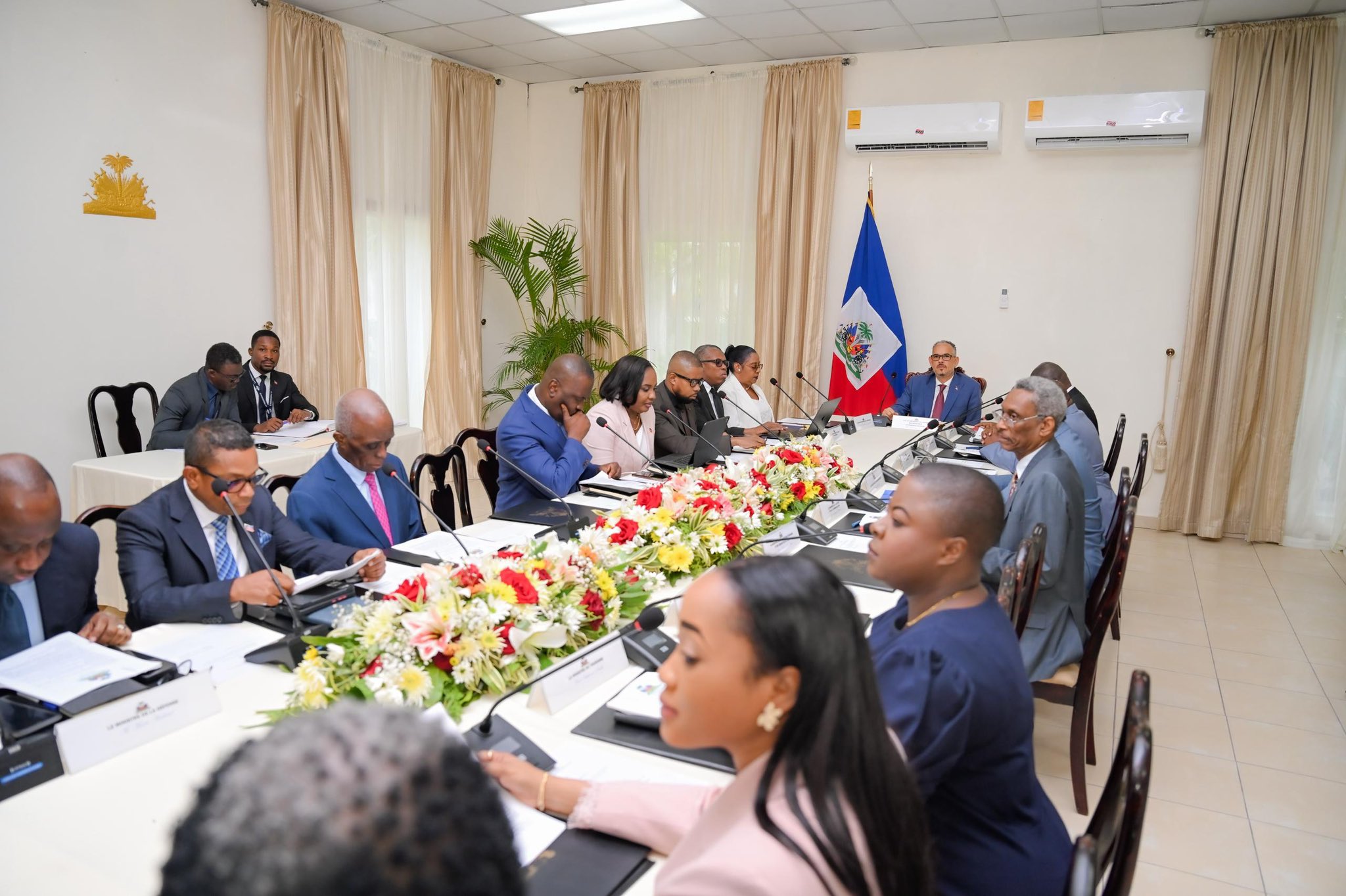 Haïti : “Ecole des fans” au Palais National — promotions pro forma au nom d’« enjeux nationaux » Haïti : “Ecole des fans” au Palais National — promotions pro forma au nom d’« enjeux nationaux »