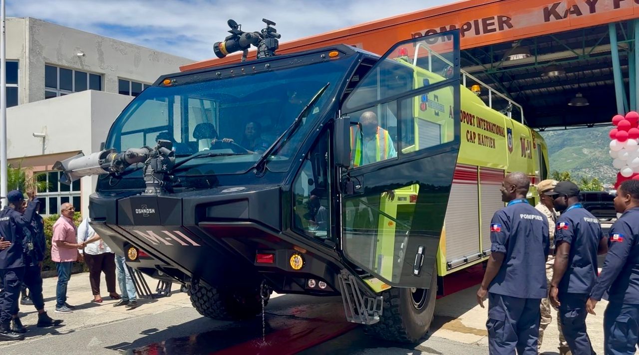 Un nouveau camion incendie pour l’aeroport international du Cap-Haïtien et des efforts accrus vers les standards internationaux Un nouveau camion incendie pour l’aeroport international du Cap-Haïtien et des efforts accrus vers les standards internationaux
