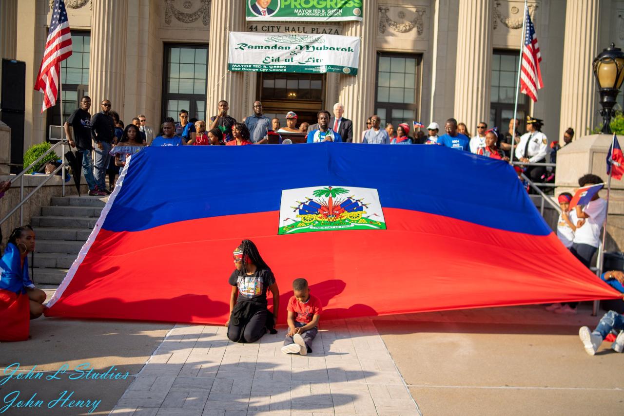 New Jersey | Irvington fait vibrer le bleu et rouge haïtien à la veille du 18 mai devant la municipalité de la ville New Jersey | Irvington fait vibrer le bleu et rouge haïtien à la veille du 18 mai devant la municipalité de la ville